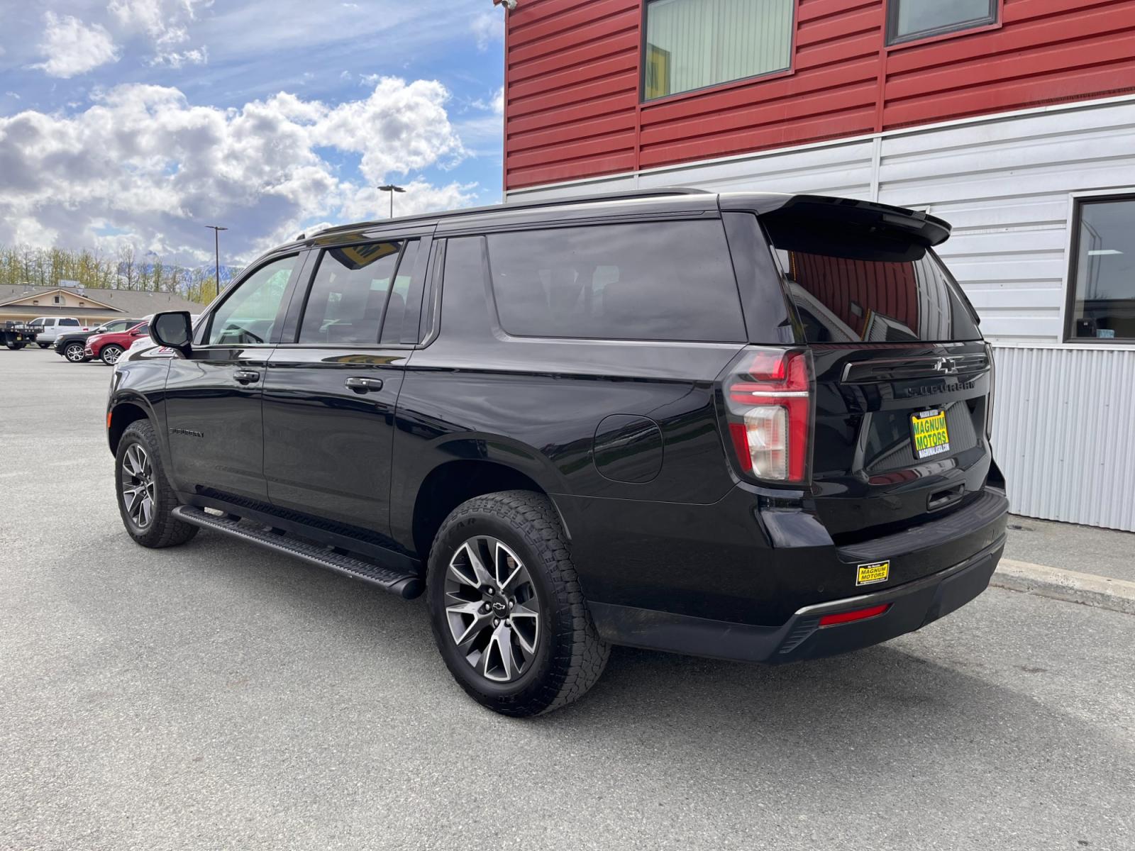 2022 BLACK /black leather CHEVROLET SUBURBAN Z71 (1GNSKDKD2NR) with an 5.3L engine, Automatic transmission, located at 1960 Industrial Drive, Wasilla, 99654, (907) 274-2277, 61.573475, -149.400146 - Photo #3