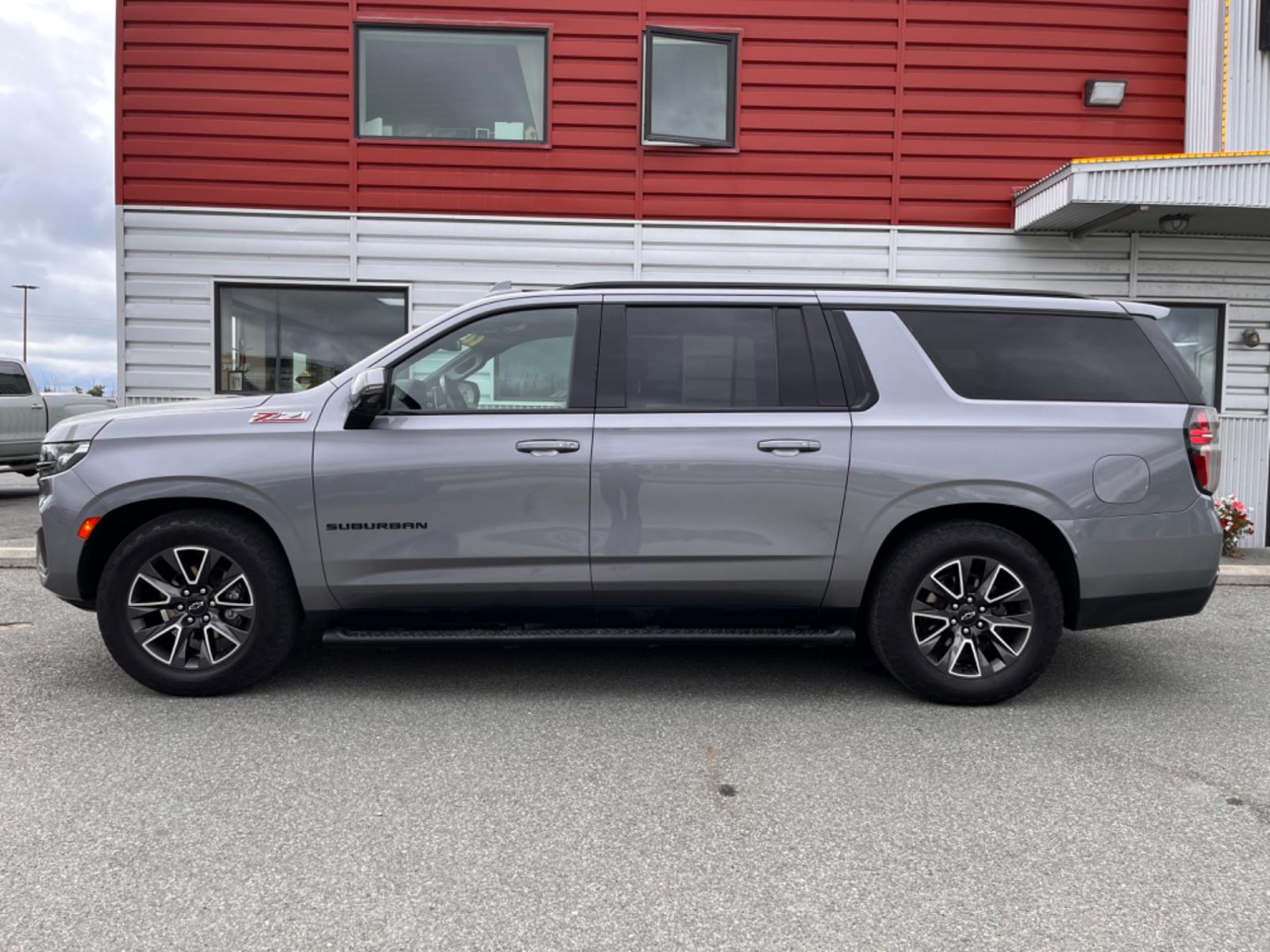 2022 GRAY /Black leather CHEVROLET SUBURBAN Z71 (1GNSKDKD5NR) with an 5.3L engine, Automatic transmission, located at 1960 Industrial Drive, Wasilla, 99654, (907) 274-2277, 61.573475, -149.400146 - Photo #1