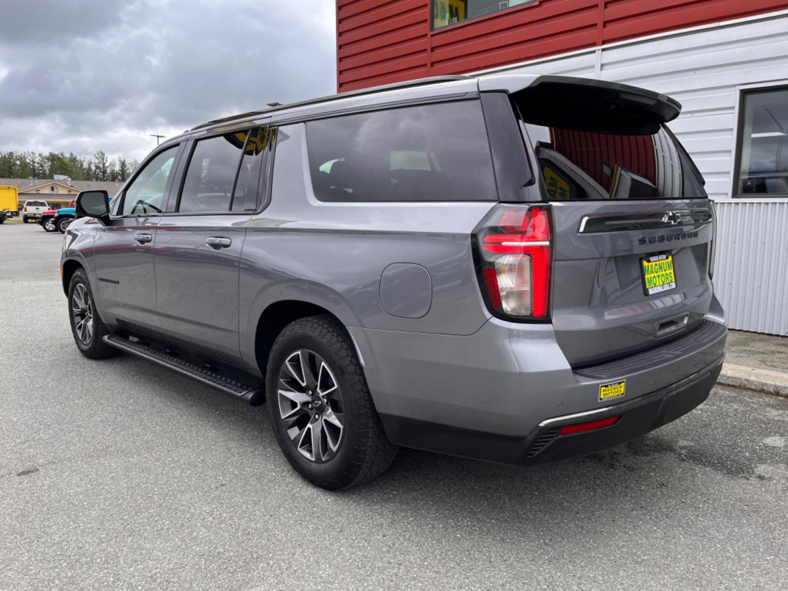 2022 GRAY /Black leather CHEVROLET SUBURBAN Z71 (1GNSKDKD5NR) with an 5.3L engine, Automatic transmission, located at 1960 Industrial Drive, Wasilla, 99654, (907) 274-2277, 61.573475, -149.400146 - Photo #2