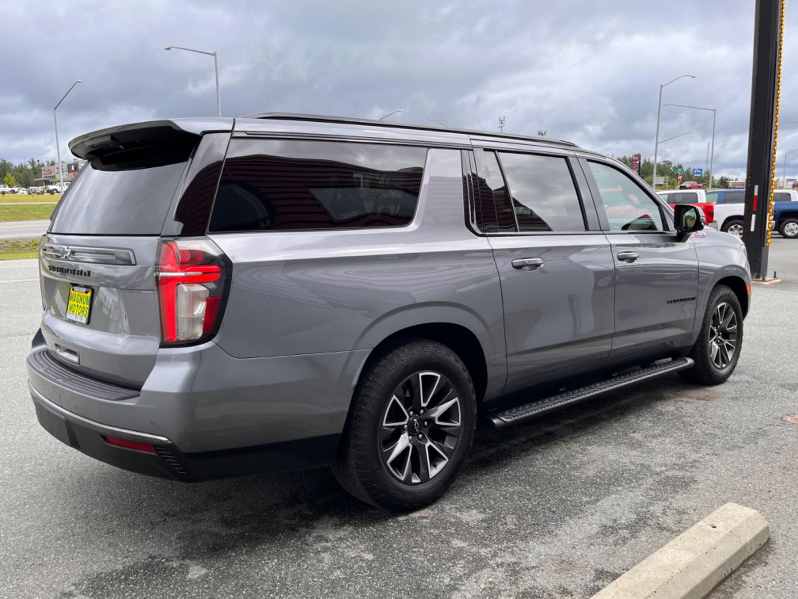 2022 GRAY /Black leather CHEVROLET SUBURBAN Z71 (1GNSKDKD5NR) with an 5.3L engine, Automatic transmission, located at 1960 Industrial Drive, Wasilla, 99654, (907) 274-2277, 61.573475, -149.400146 - Photo #4