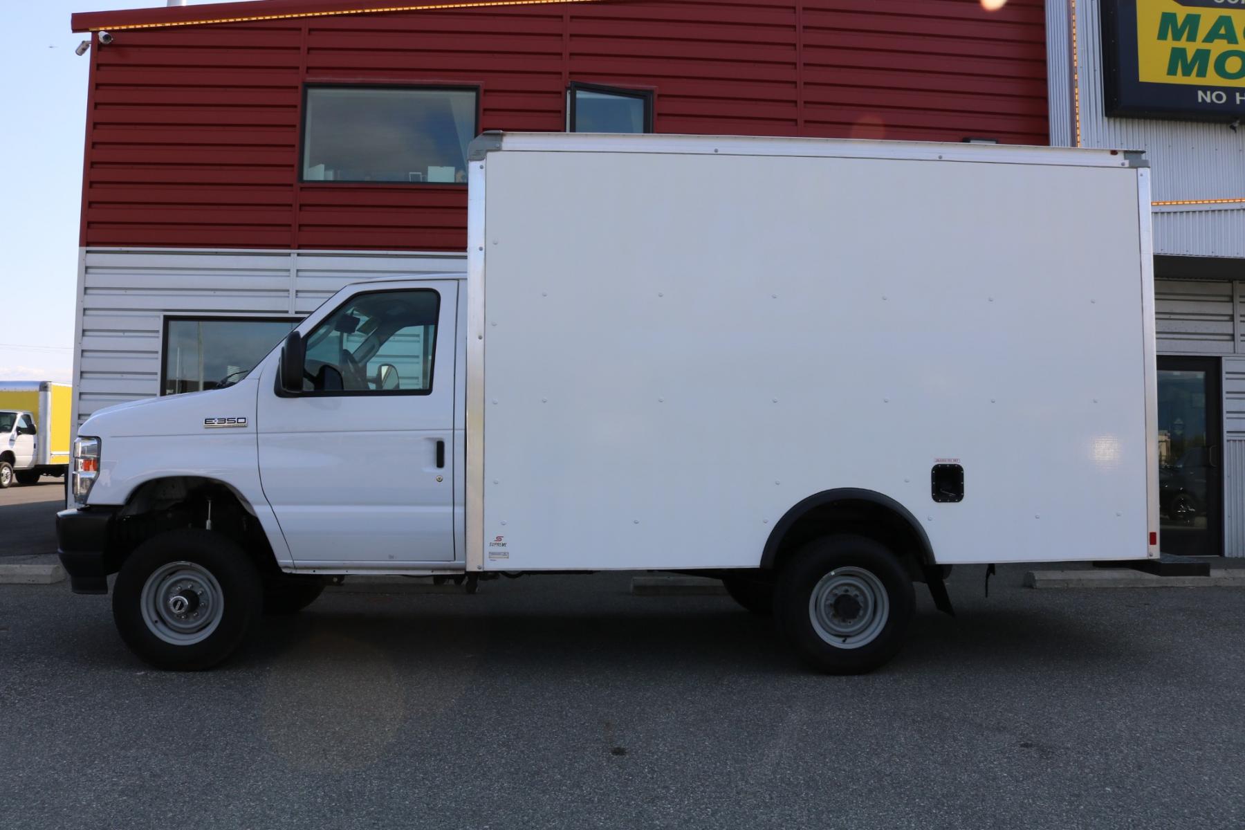 2022 WHITE /Black FORD E-SERIES E-350 SD (1FDWE3FK0ND) with an 7.3L engine, Automatic transmission, located at 1960 Industrial Drive, Wasilla, 99654, (907) 274-2277, 61.573475, -149.400146 - Photo #2