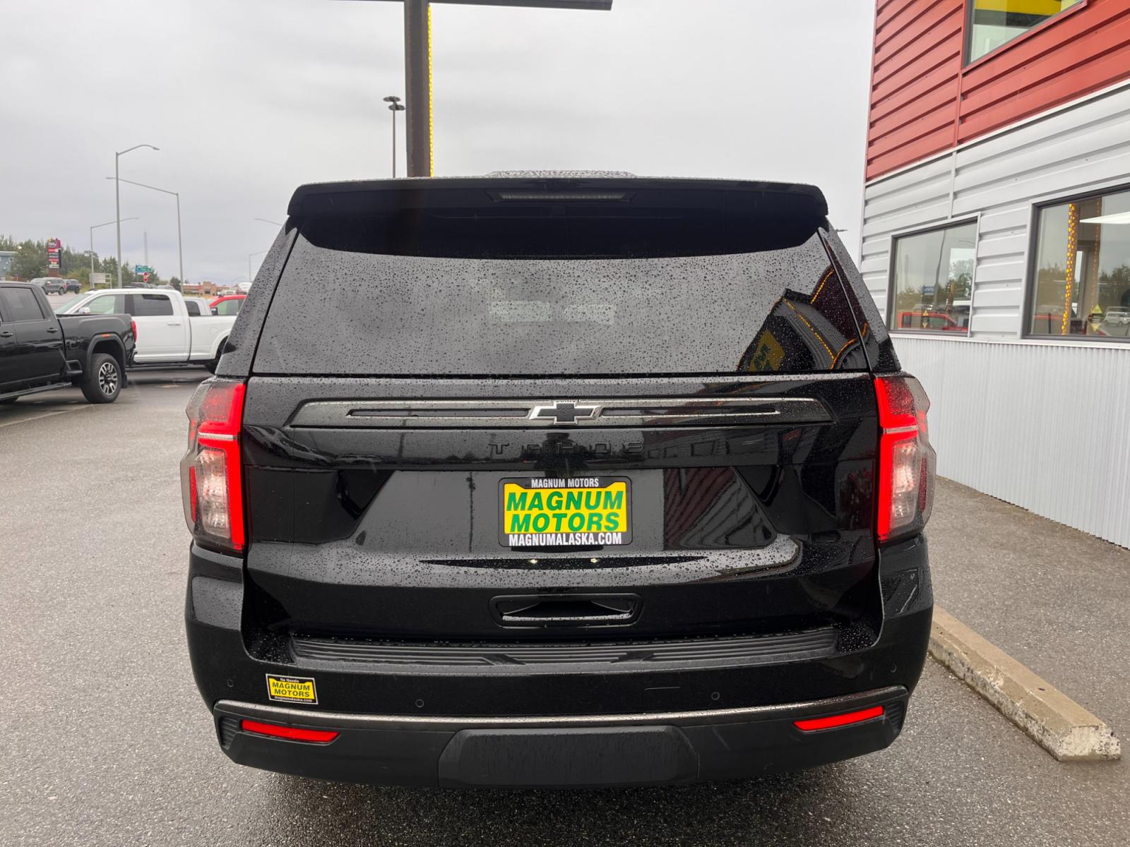 2022 BLACK /Black leather CHEVROLET TAHOE Z71 (1GNSKPKD0NR) with an 5.3L engine, Automatic transmission, located at 1960 Industrial Drive, Wasilla, 99654, (907) 274-2277, 61.573475, -149.400146 - Photo #3